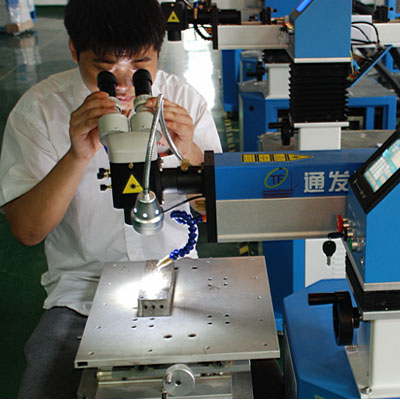 針對稍大模具，可轉向觀察操作
